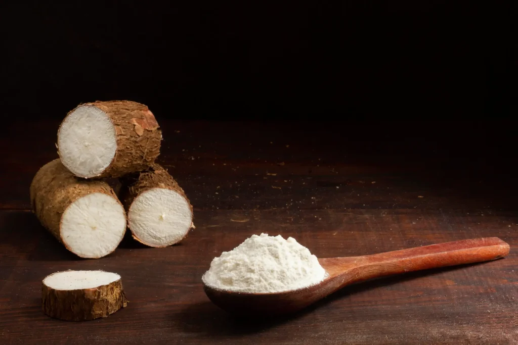 Almidón de yuca en una cuchara de madera