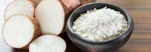 Almidón de yuca en polvo en un tazón de barro