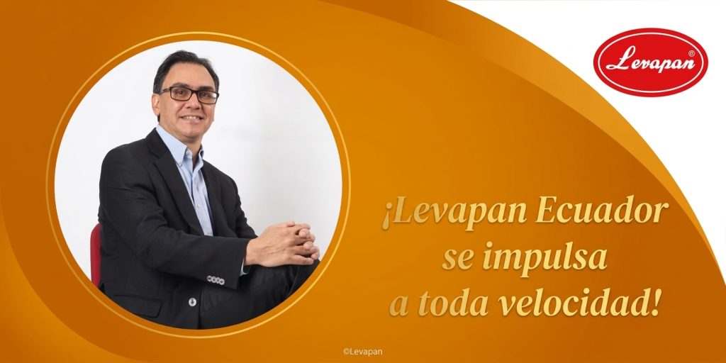 Directivo sonriendo en un banner corporativo con el mensaje ¡Levapan Ecuador se impulsa a toda velocidad! y el logotipo de la marca.