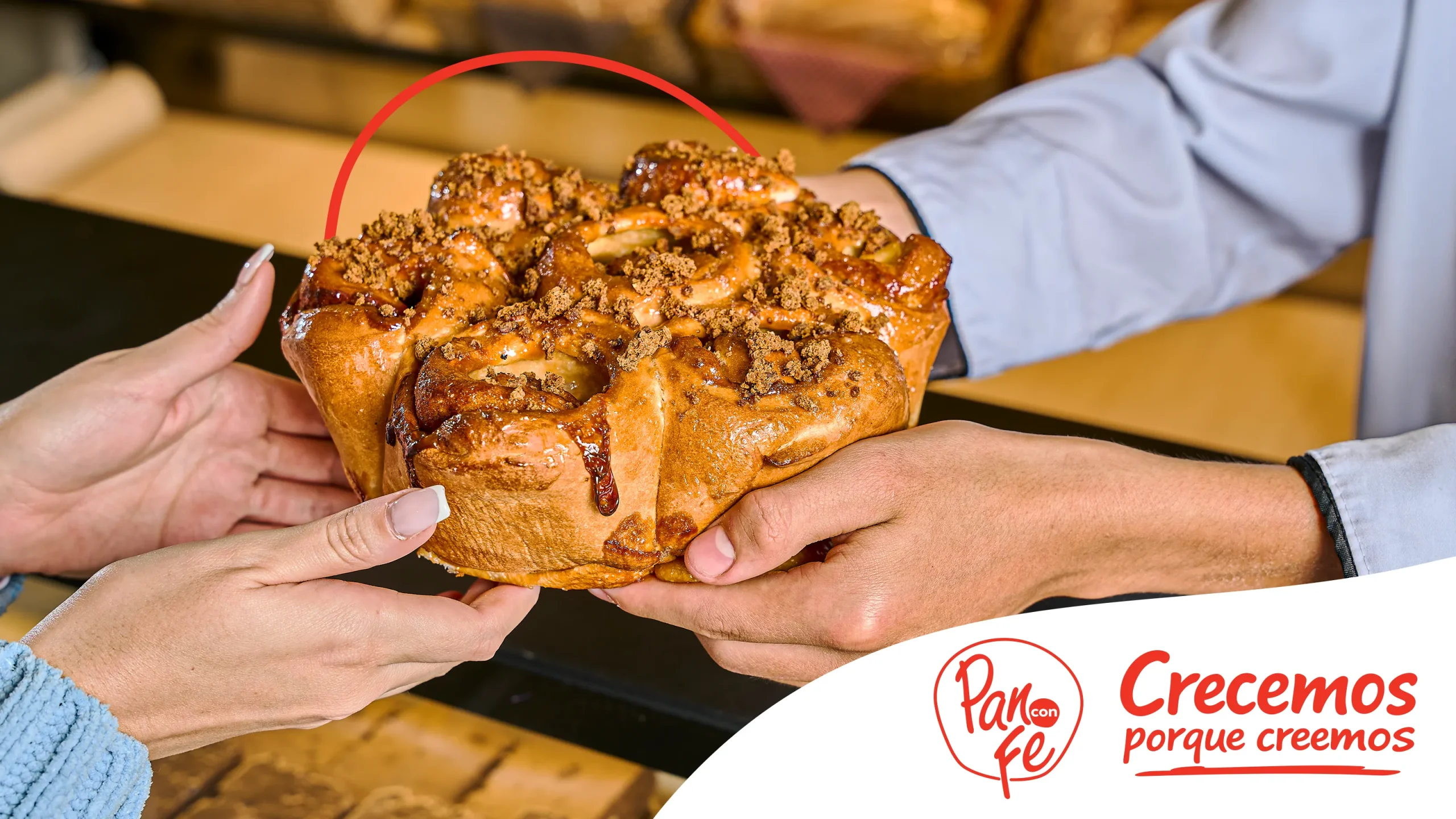 Pan con fe recién horneado sobre mesa de cocina