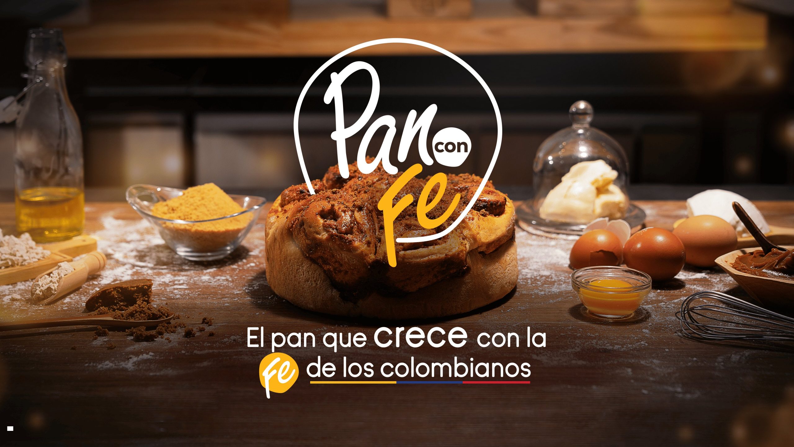 Pan con fe recién horneado sobre mesa de cocina