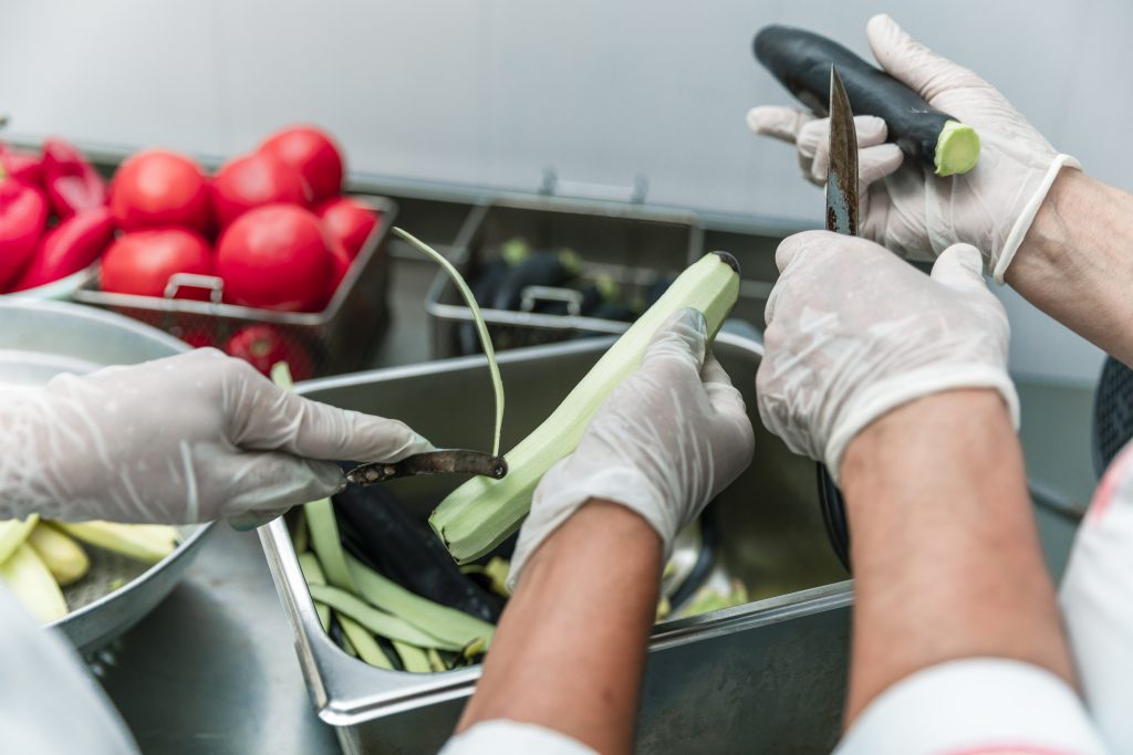 lineamientos BPM son indispensable en industria de alimentos. Cortando vegetales