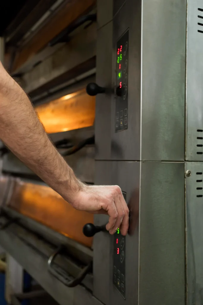 Panel de controles de un horno industrial de panadería