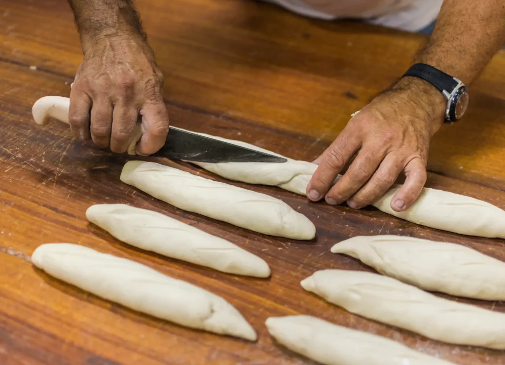 La fermentación da la forma a la masa, como a estos panes listos para hornear.