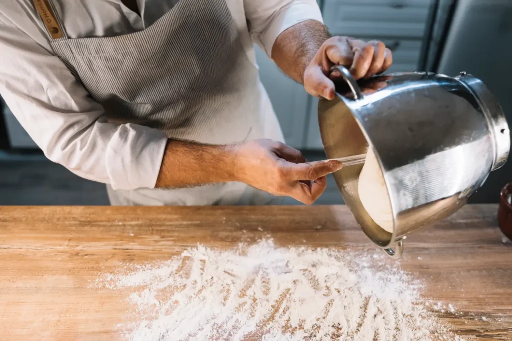 La temperatura cambia la fermentación, persona midiendo la temperatura de masa de pan.