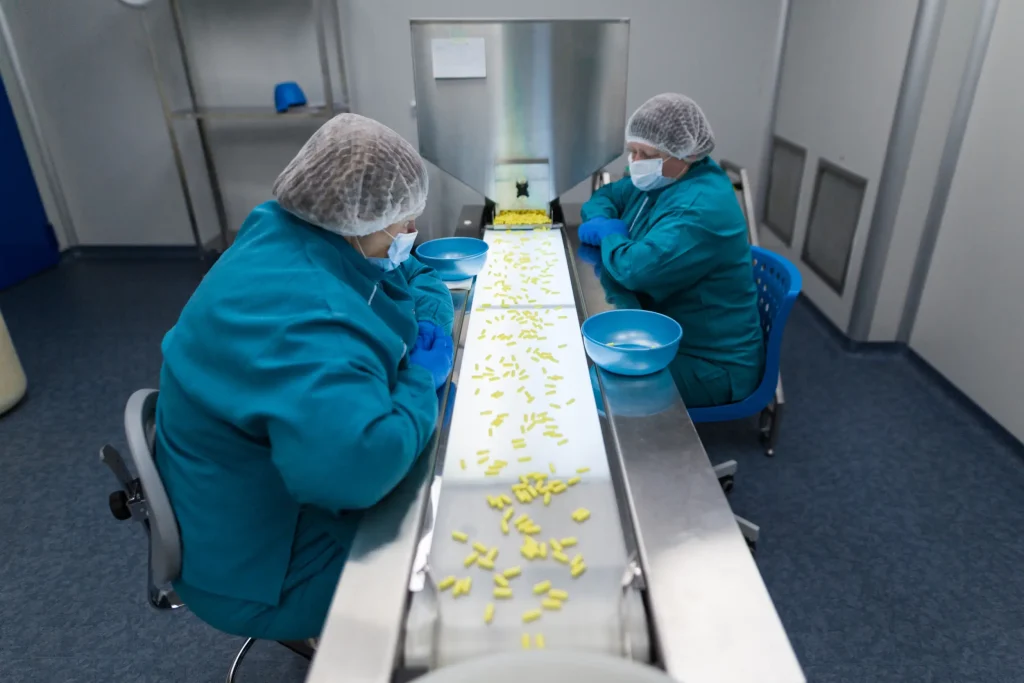 Pastas pasando por una inspección industrial de alimentos