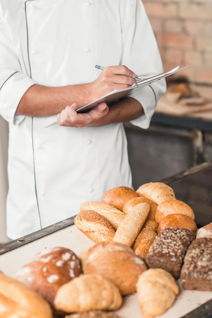 panes pasando por control de calidad en alimentos